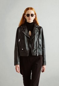 Marc O'Polo VINTAGE BIKER JACKET ZIPPER POCKETS SLITS ON SLEEVE HEM - Leather jacket - black