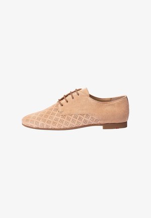 Beige suède oxford schoen met geperforeerd ontwerp, ronde neus en platte bruine zool. Voorzien van vier oogjes voor veters, minimalistische stijl.