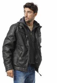 Schwarze Lederjacke mit gesteppter Schulterakzentuierung, mehreren Reißverschlüssen und einem darunter getragenen, abnehmbaren grauen Kapuzenpullover.