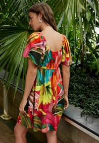 Next REGULAR FIT żółty