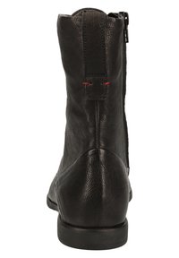 Schwarze Knöchelstiefel aus strukturiertem Leder, mit einem Reißverschluss an der Seite und einem eleganten, abgerundeten Design der Zehenpartie. Rote Steppnähte sind vorhanden.