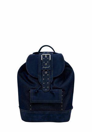 Tummansininen reppu, jossa on etukansi ja solki, pieni ulkotasku, kontrastitikkaus ja yläkahva.