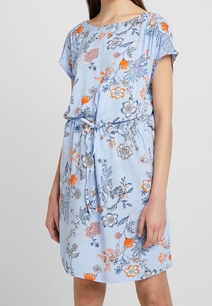 Vaaleansininen mekko, jossa on oransseja ja tummansinisia kukkakuoseja. Lyhyet hihat, vyötäröltä kireä malli, jolla on yhteensopiva nauha ja rento istuvuus. Suora kangasrakenteeltaan.