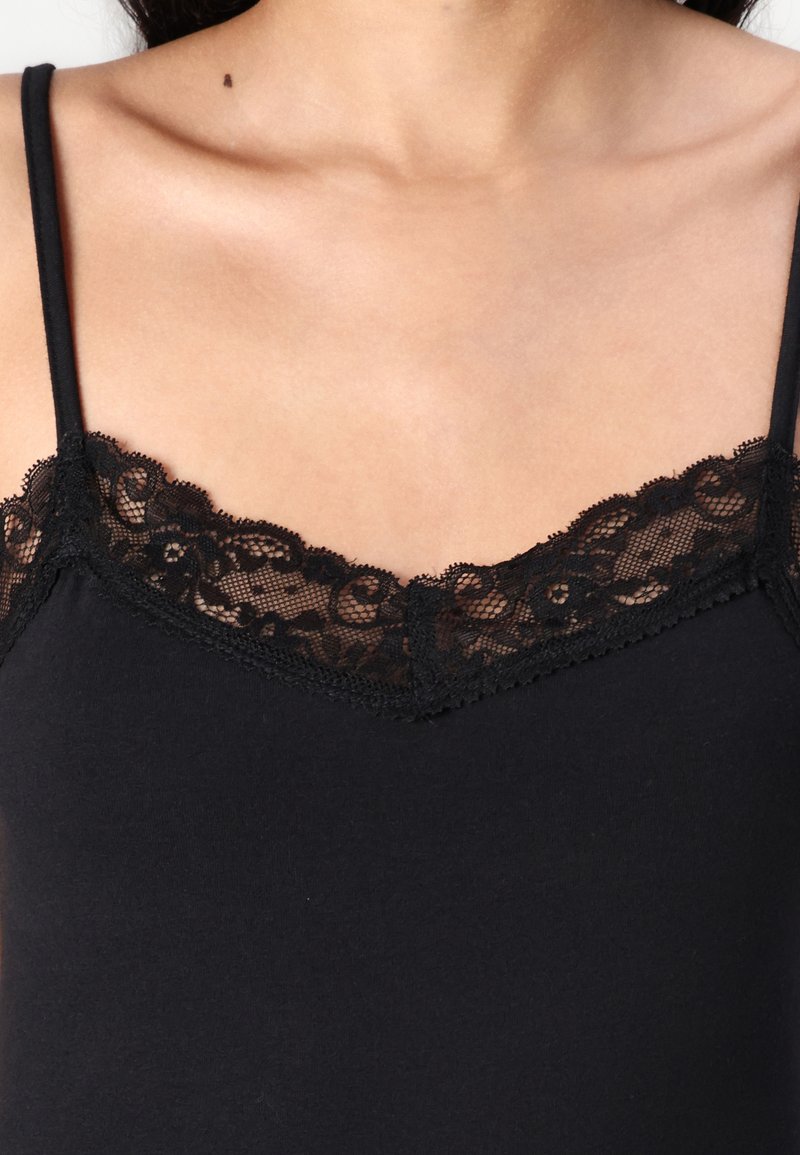 Schwarzes Tanktop mit Spitzenbesatz und floralen Mustern am Ausschnitt sowie dünnen Spaghetti-Trägern. Weiches Baumwollmaterial mit glatter Textur.