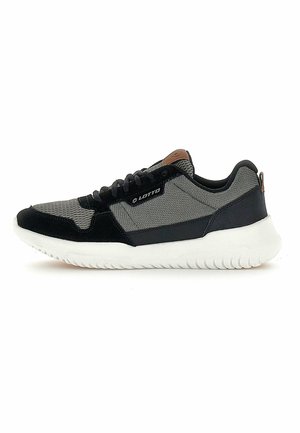 Sort og grå Lotto-sneaker med hvid sål, snøredesign og en brun logomærkat på tungen, vist fra siden.