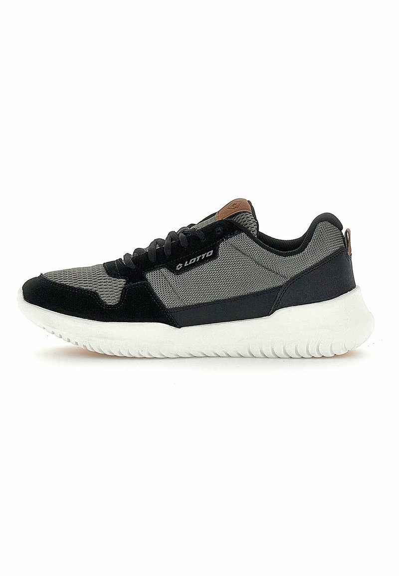 Baskets Lotto noires et grises avec semelle blanche, design à lacets et étiquette logo marron sur la languette, vues de côté.