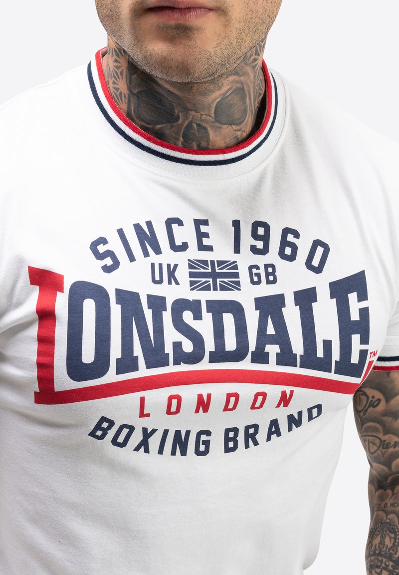Camiseta Lonsdale Cashendun Para Hombre - Algodón, Estampado En Pecho, Corte Regular