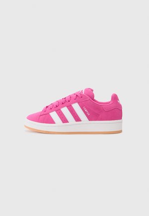 Sneaker in suede rosa brillante con strisce bianche, dotate di tomaia testurizzata, lace-up frontale e suola in gomma color miele.