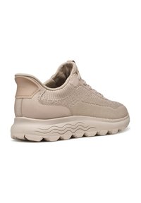 Scarpa sportiva beige con tomaia in rete e dettagli in pelle. Dotata di suola imbottita con battistrada ondulato e collo imbottito per il comfort.