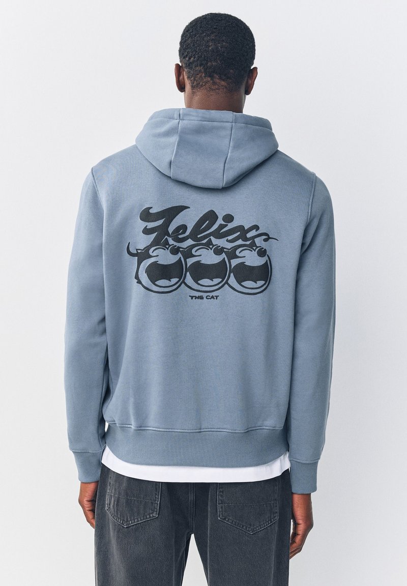Niebieska bluza z kapturem z czarną grafiką przedstawiającą trzy uśmiechające się koty oraz napisem „Felix the Cat” na plecach. Materiał wydaje się miękki i teksturowany.