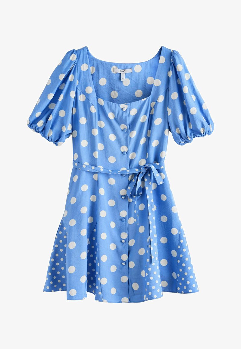 Robe courte bleue à pois blancs, manches bouffantes, devant boutonné et ceinture assortie à nouer à la taille.