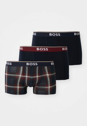 Tre paia di boxer da uomo: uno a quadretti nei colori blu navy, rosso e bianco, più due solidi blu navy con il logo "BOSS" bianco sui cinturini elastici.