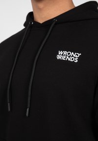 Wrong Friends VERONA - Jersey con capucha - black
