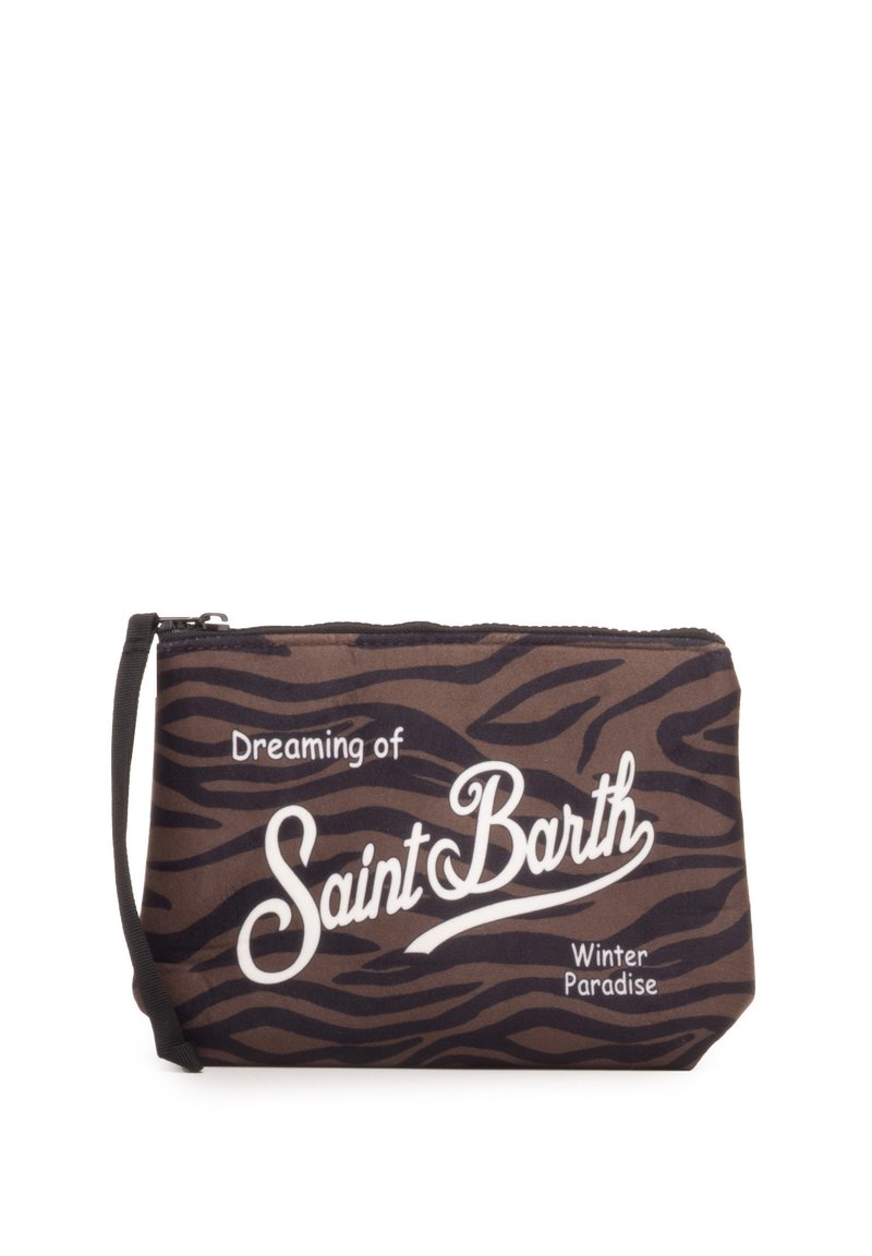Borsetta con zip in tessuto marrone, con un motivo a strisce zebra nere. La scritta bianca recita "Sognando il Paradiso Invernale di Saint Barth."
