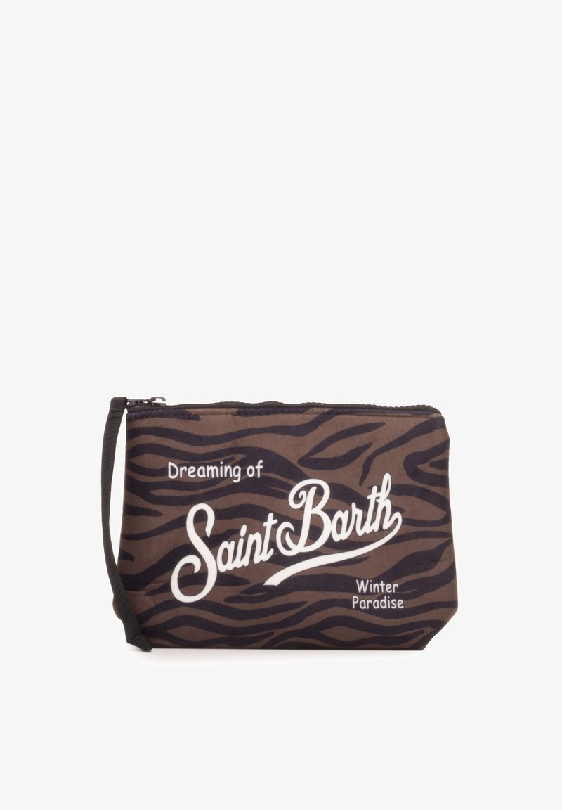 Borsetta con zip in tessuto marrone, con un motivo a strisce zebra nere. La scritta bianca recita "Sognando il Paradiso Invernale di Saint Barth."