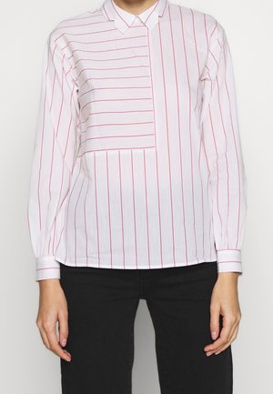 Wit overhemd met lange mouwen en rode verticale strepen, voorzien van een button-down kraag en een zak op de linkerzijde. Gladde textuur.
