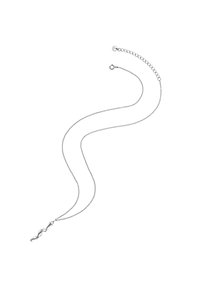 Sudraba ķēdes kaklarota ar savītu piekariņu. Gluda tekstūra ar regulējamu aizdari un saites ķēdes dizainu.