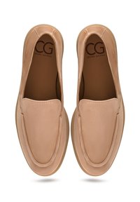 Svijetlosmeđi kožni loafers cipele s glatkom teksturom, okruglim vrhom, povišenim šavovima i minimalističkim dizajnom. Logo otisnut na ulošku.