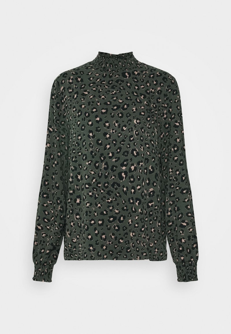 Blouse manches longues vert foncé avec imprimé léopard noir et beige, col montant à volants et poignets élastiques.