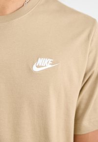 Nike Sportswear CLUB TEE - Navadna majica - khaki