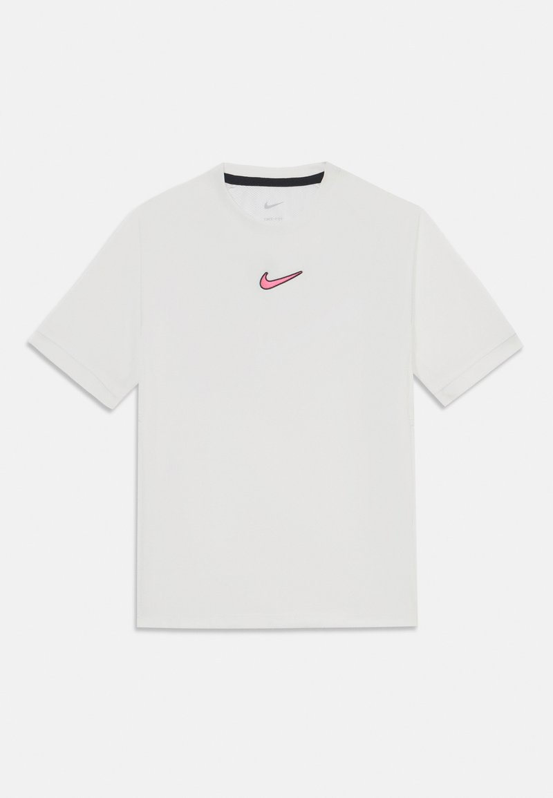 Biela bavlnená tričko s okrúhlym výstrihom, krátkymi rukávmi, s malým ružovým vyšitým logom Nike na hrudi. Hladká textúra.