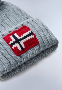Beanie grigia lavorata a maglia con una texture a coste, caratterizzata da una toppa rettangolare rossa con un design della bandiera norvegese bianca e blu.