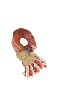 Scialle multicolore e texturizzato in rosso, arancione e giallo; presenta estremità frangianti e un design attorcigliato, che mette in mostra vari modelli di tessuto.