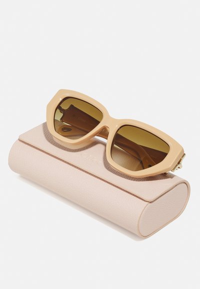 Beige overdimensjonerte solbriller med brune linser, med vinklede rammer. Leveres med et lys rosa teksturert etui preget med "Chloé."