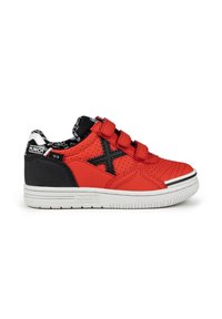 Zapatilla roja y negra con un upper texturizado, que cuenta con tres correas de Velcro ajustables, una suela blanca y un patrón negro en el forro.