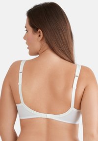 Biała biustonosz o gładkim satynowym wykończeniu, z regulowanymi ramiączkami i zapięciem na haftek. Posiada bezszwowe krawędzie i szeroki pas z tyłu dla wsparcia.