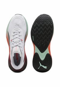 Weiße Sportschuhe mit einer strukturierten schwarzen Sohle, orangefarbenen und mintgrünen Akzenten sowie einem Mesh-Obermaterial mit schwarzen Streifen und einem roten Logo.