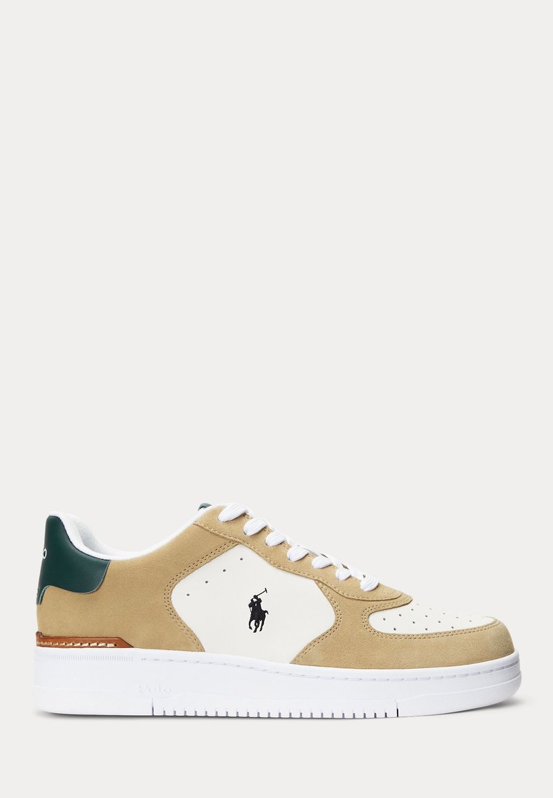 Baskets basses en daim beige et panneaux en cuir blanc, lacets blancs, languette de talon vert foncé et logo Polo Ralph Lauren sur le côté.