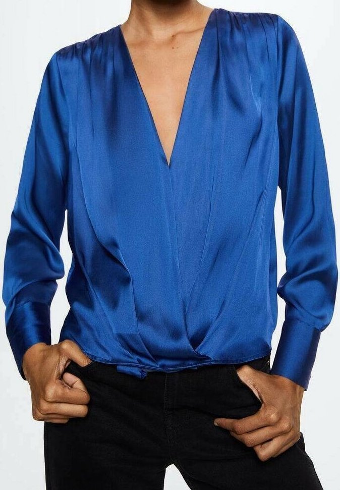 Blouse en satin bleu avec un décolleté en V profond, manches longues et taille froncée. Texture lisse avec un éclat subtil, assortie à un pantalon foncé.