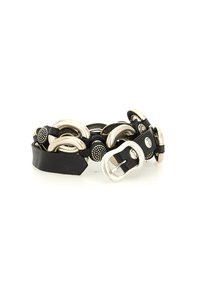 Bracciale in pelle nera con anelli circolari in tonalità argento e dettagli in borchie, dotato di una chiusura a fibbia in metallo e dettagli testurizzati.