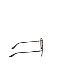 Okulary przeciwsłoneczne z czarną metalową oprawą, ciemnymi gradientowymi soczewkami i smukłymi zausznikami z delikatnymi rowkami. Brak widocznego logo lub charakterystycznych akcentów.