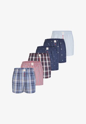 Kolekce šesti párů pánských trenek s různými vzory: kárované, jednobarevné a potisky. Barvy zahrnují modrou, červenou a bílou.