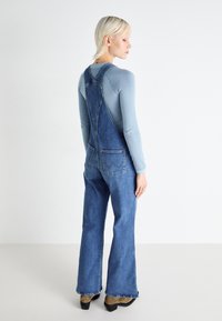 Wrangler FLARE OVERALL - Salopette - essential denim