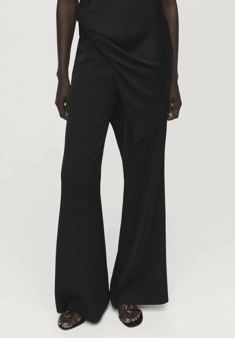 Zwarte wijde broek met een gedrapeerd ontwerp. Gemaakt van een zachte stof, met een gladde textuur en een hoge taille. Gearceerd met minimale hardware.