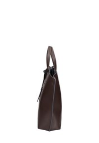 Sac fourre-tout en cuir marron avec une forme angulaire élégante. Dispose d'une poignée unique et de surpiqûres bleues contrastantes le long des bords.