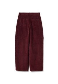 Pantaloni in velluto a coste bordeaux con vestibilità rilassata, dotati di due tasche laterali e due tasche posteriori, tessuto texturizzato e design a gamba dritta.