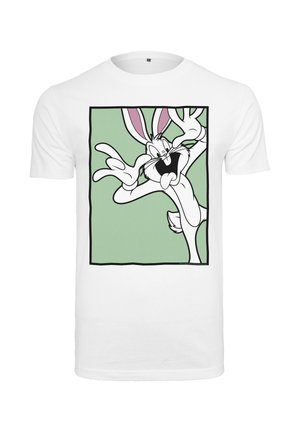 Maglietta bianca con un quadrato verde che raffigura un coniglio dei cartoni animati che fa una faccia giocosa e ha le mani vicino agli occhi.