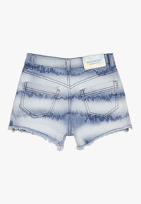Niebieskie i białe szorty dżinsowe w stylu tie-dye z postrzępionymi brzegami, dwoma tylnymi kieszeniami, szlufkami na pasek oraz kolorową metką marki "Blue Effect" na pasku.