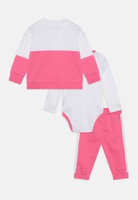Guess BABY BODY PANTS UNISEX SET - Melegítő - caramel rose