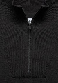 Pullover nero con zip, caratterizzato da una texture a coste e un colletto alto. Presenta una chiusura centrale con zip e cuciture dettagliate sulle spalle.