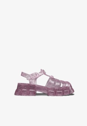 Sandale groase mov, sclipitoare, cu talpă groasă, design cu vârf deschis în formă de cușcă și curea reglabilă la gleznă cu cataramă.