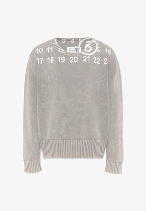 Maglione a maglia grigio chiaro con polsini e orlo a coste, con una piccola etichetta bianca della taglia all'interno del colletto che indica la taglia 6.