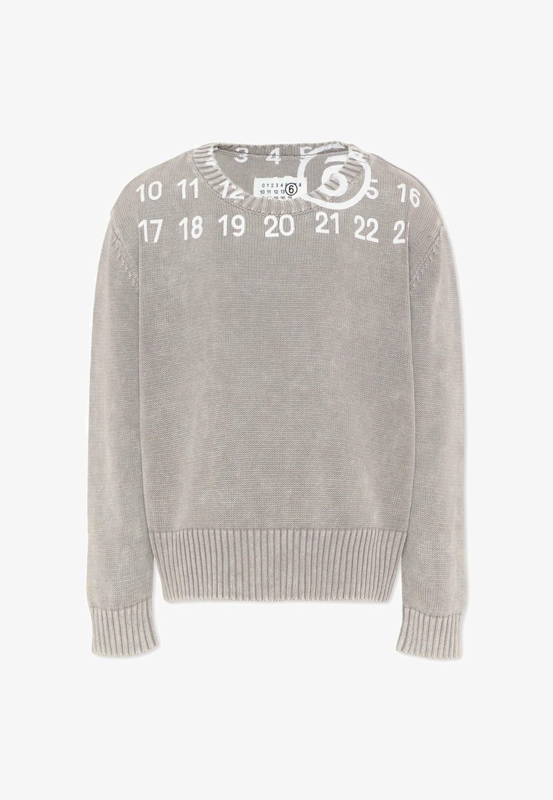 Maglione a maglia grigio chiaro con polsini e orlo a coste, con una piccola etichetta bianca della taglia all'interno del colletto che indica la taglia 6.