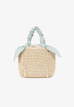 Vævet stråhåndtaske med en beige krop, lyseblå stofsnore og en indsnøret top. Har en tekstureret overflade og bløde, kontrasterende håndtag.