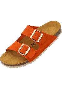 Sandalo in suede arancione con due cinghie regolabili, fibbie in argento e una soletta in sughero imbottita, caratterizzato da una suola in gomma testurizzata.