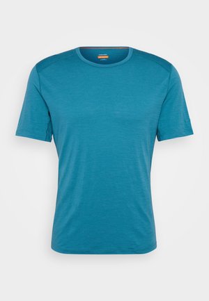 Tricou cu mânecă scurtă în nuanță teal, realizat dintr-un material ușor. Dispune de un gât rotund și accente contrastante pe umeri pentru o durabilitate suplimentară.